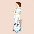 Uno de los grandes valores de estas Figuras es su equilibrio entre ternura temática y refinamiento formal. La escena no resulta recargada: al contrario, transmite serenidad, inocencia y una elegancia muy propia de la porcelana decorativa europea.