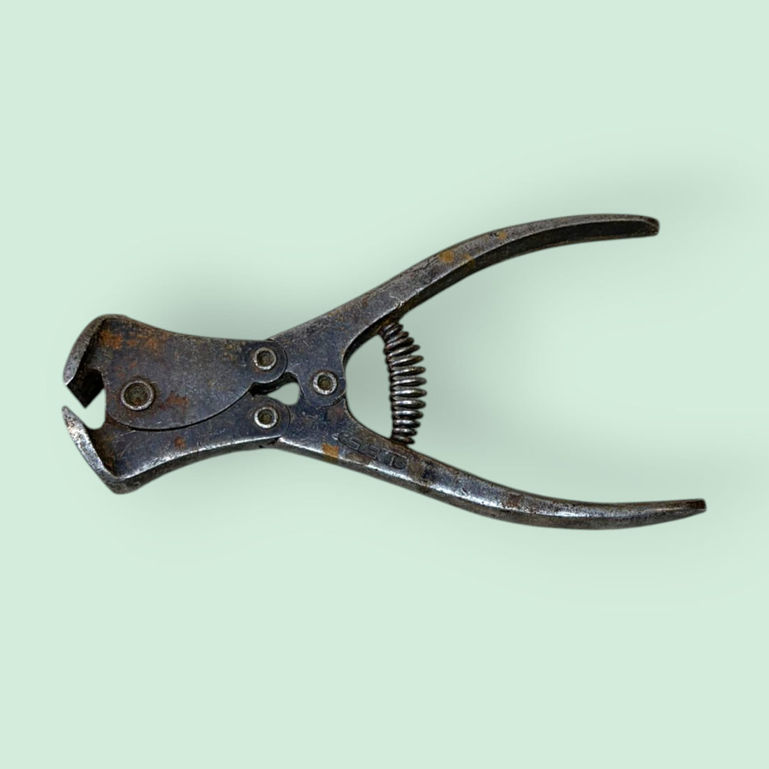 La Cizalla es una herramienta manual de corte. La Real Academia Española la define como un instrumento, a modo de tijeras grandes, utilizado para cortar en frío planchas de metal. &nbsp;