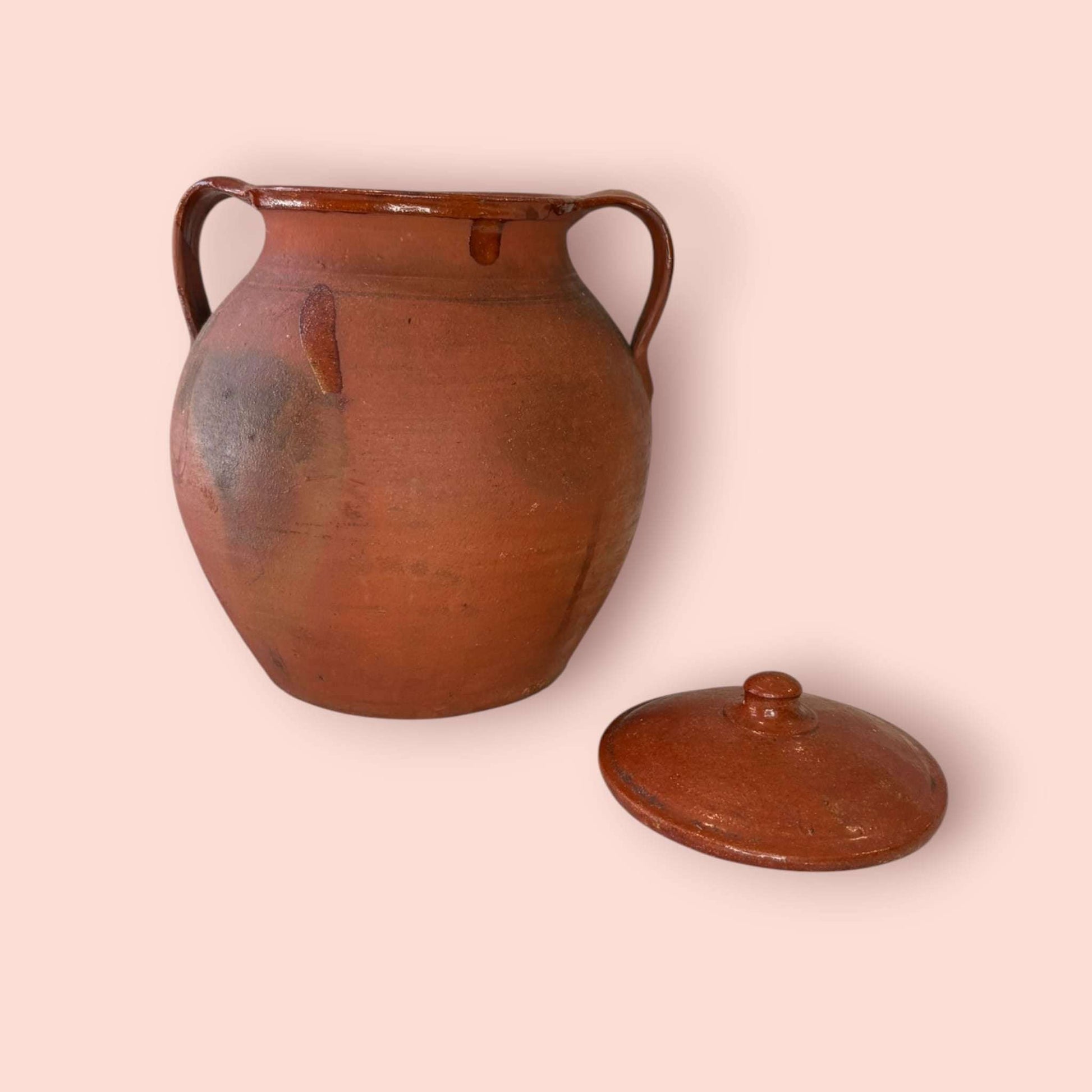  Históricamente, la orza se asocia a la conservación de productos de matanza y otros alimentos, especialmente en las cocinas tradicionales mediterráneas. 