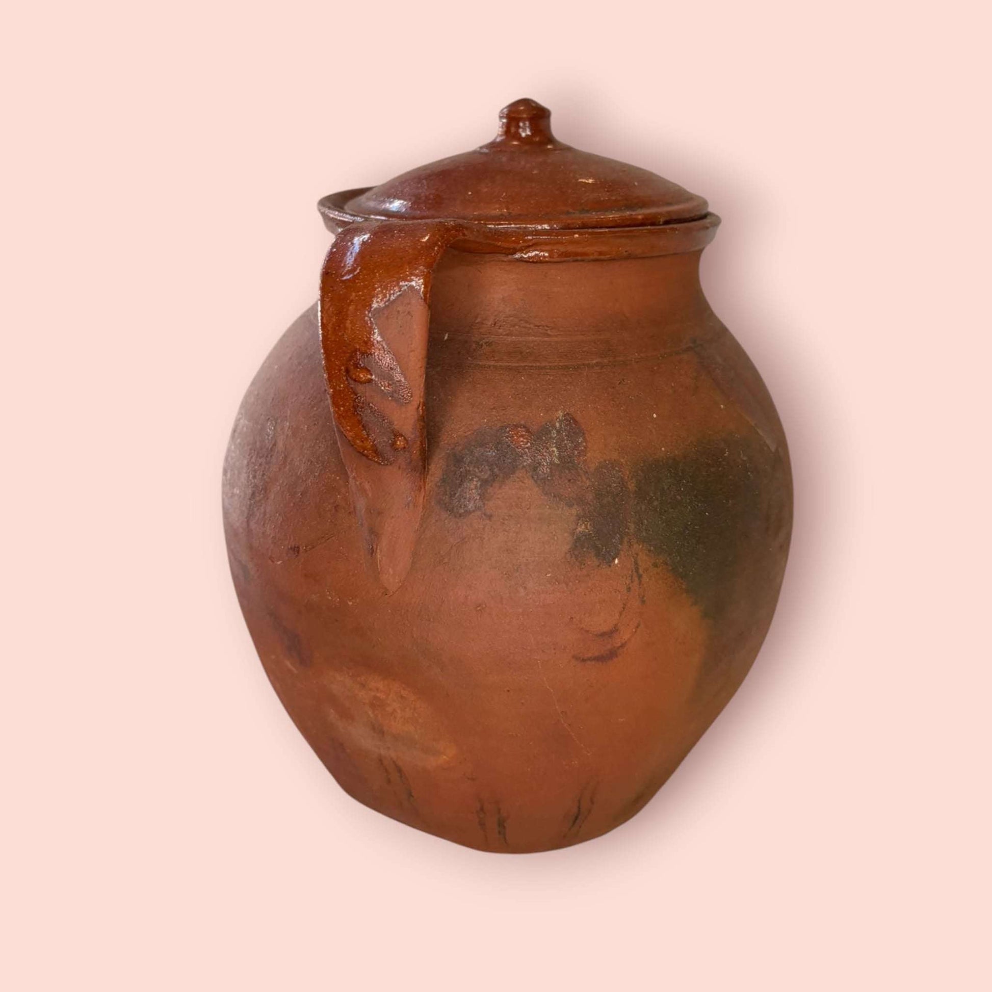 Hoy, además de esa lectura funcional, destaca como un objeto decorativo y de colección con una estética cálida, auténtica y muy buscada en interiores rú