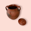  Se aprecia claramente la textura mate y terrosa del barro cocido, junto con zonas de oscurecimiento y marcas de cocción que refuerzan su singularidad visual.