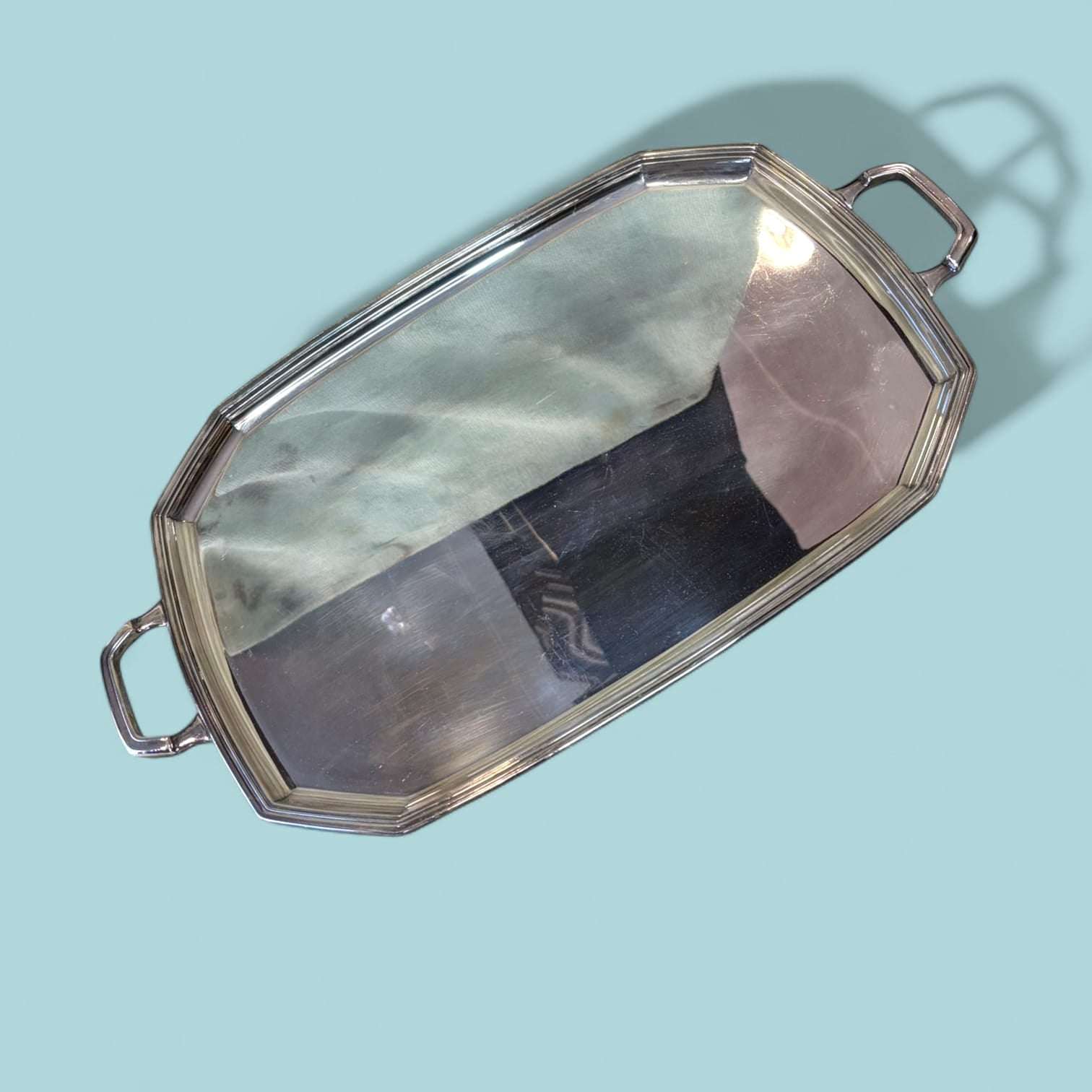 Esta Bandeja antigua de metal plateado reúne elegancia visual, funcionalidad y un diseño sobrio que encaja tanto en interiores clásicos como en ambientes de inspiración vintage. 