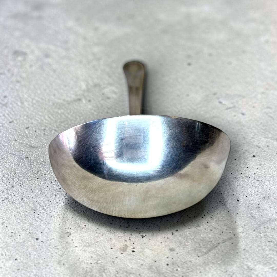 Este Cazo se caracteriza por su equilibrio entre diseño funcional y estética clásica. 