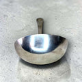 Su brillo plateado, sus proporciones y su acabado hacen de esta pieza una opción ideal tanto para uso como para decoración. 