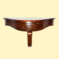 Presenta tablero superior moldurado con contorno suavemente redondeado, ideal para colocar un pequeño objeto decorativo con seguridad visual.