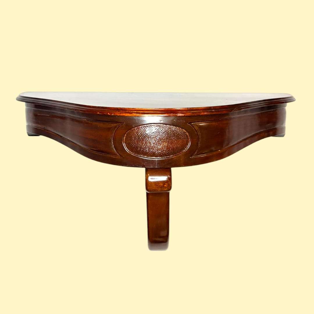 Presenta tablero superior moldurado con contorno suavemente redondeado, ideal para colocar un pequeño objeto decorativo con seguridad visual.
