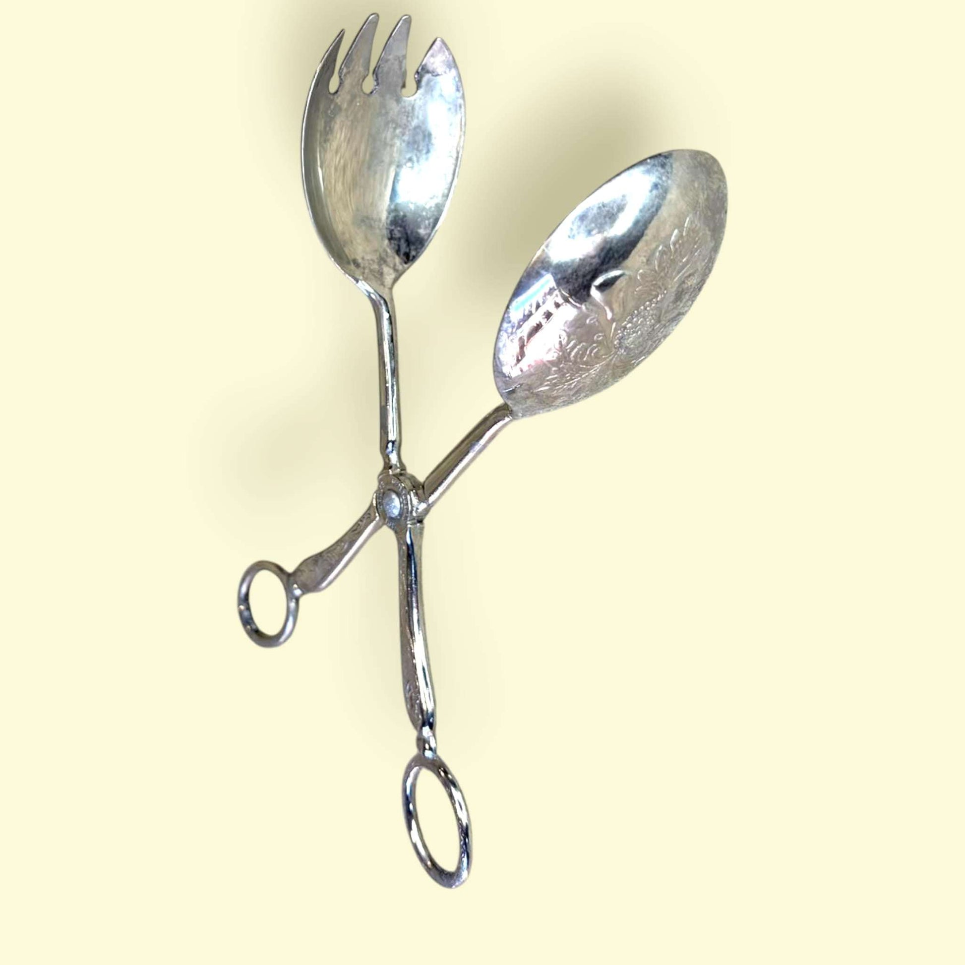 En las imágenes se aprecia una estructura articulada con anillas, un diseño que aporta presencia y un aire distinguido.