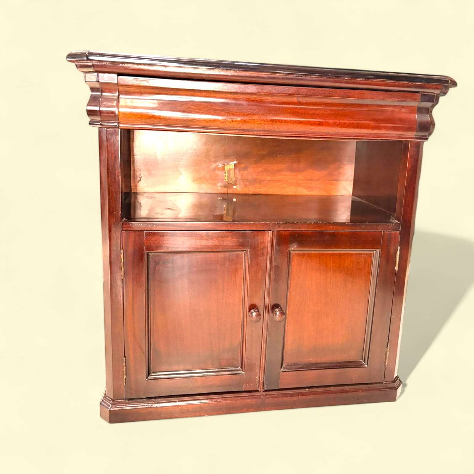  Por su proporción compacta y su presencia sobria, también puede utilizarse como mueble auxiliar en recibidor, despacho o rincón de apoyo en un salón clásico.