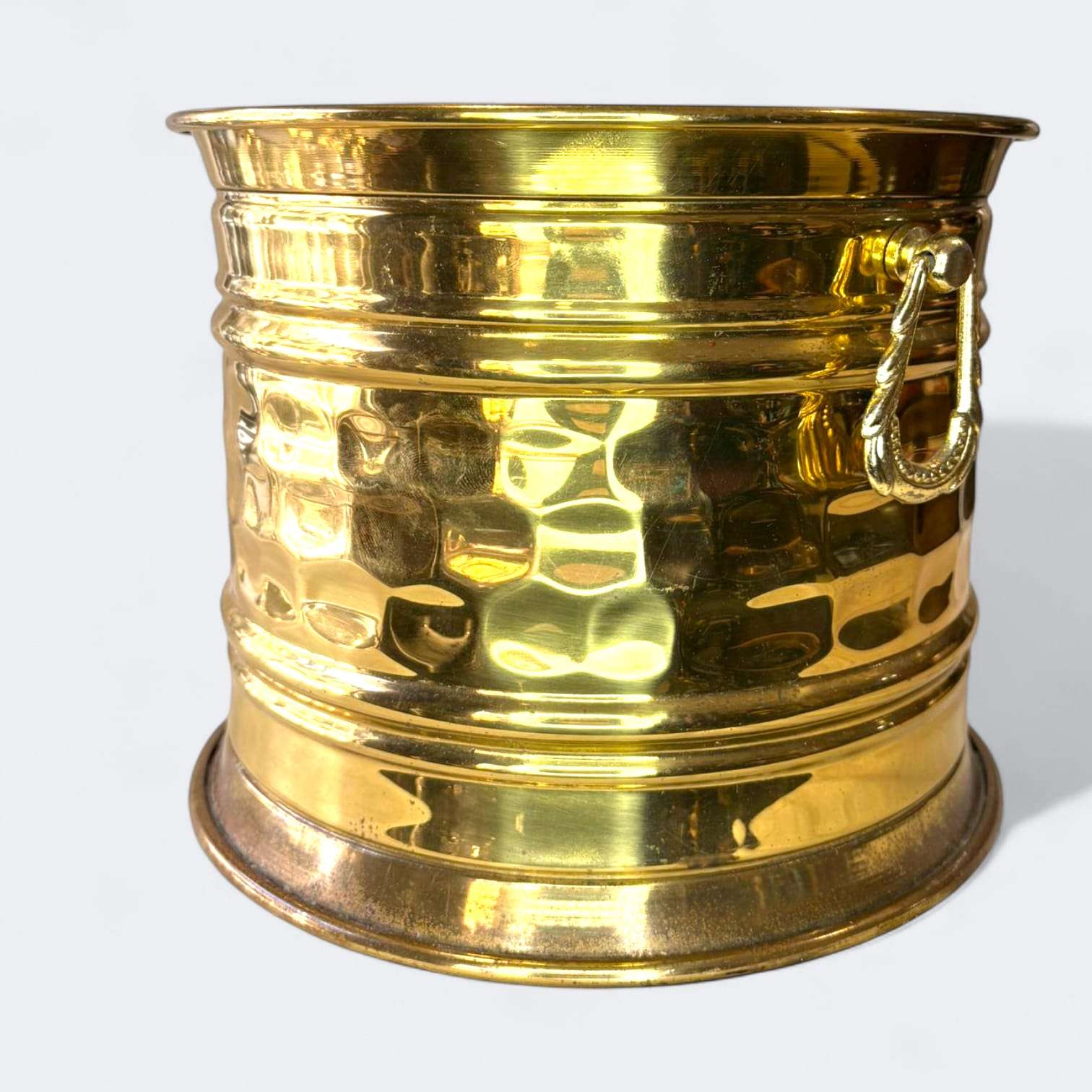  Destacan también sus asas laterales móviles de caída, detalle clásico que aporta equilibrio visual y refuerza su carácter decorativo.