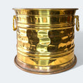 Este Macetero antiguo de metal dorado es una pieza decorativa de gran presencia visual, pensada originalmente para alojar plantas, flores o macetas interiores y proteger al mismo tiempo muebles y superficies. 