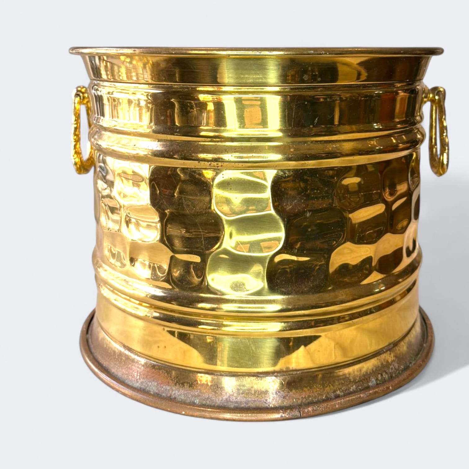 Este Macetero antiguo de metal dorado es una pieza decorativa de gran presencia visual, pensada originalmente para alojar plantas, flores o macetas interiores y proteger al mismo tiempo muebles y superficies. 