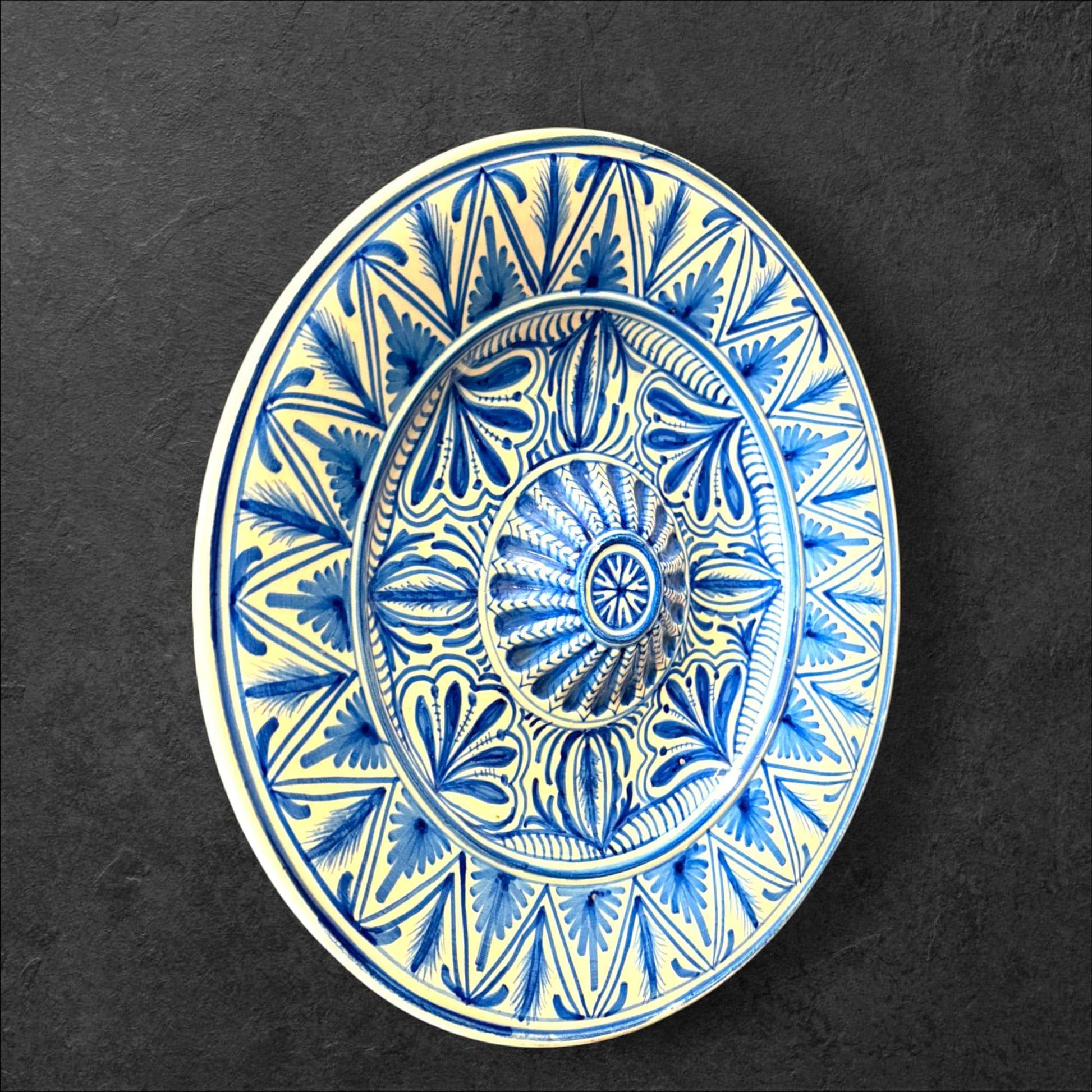 Platos decorativos de cerámica pintados a mano en azul y blanco