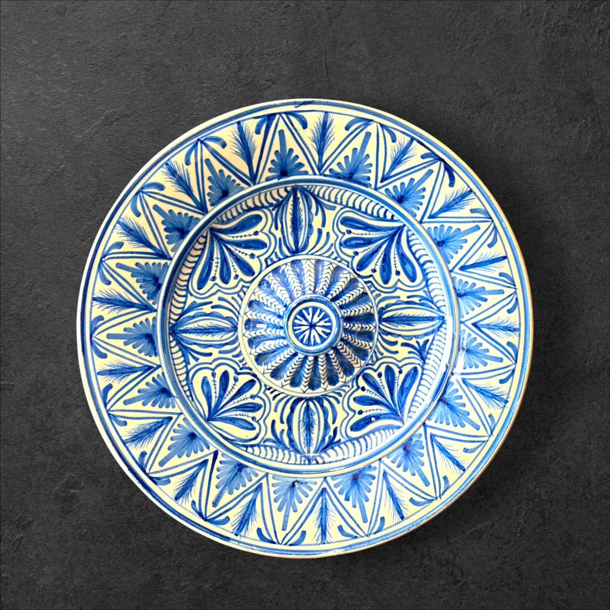Platos decorativos de cerámica pintados a mano en azul y blanco, con diseño andalusí para pared o colección