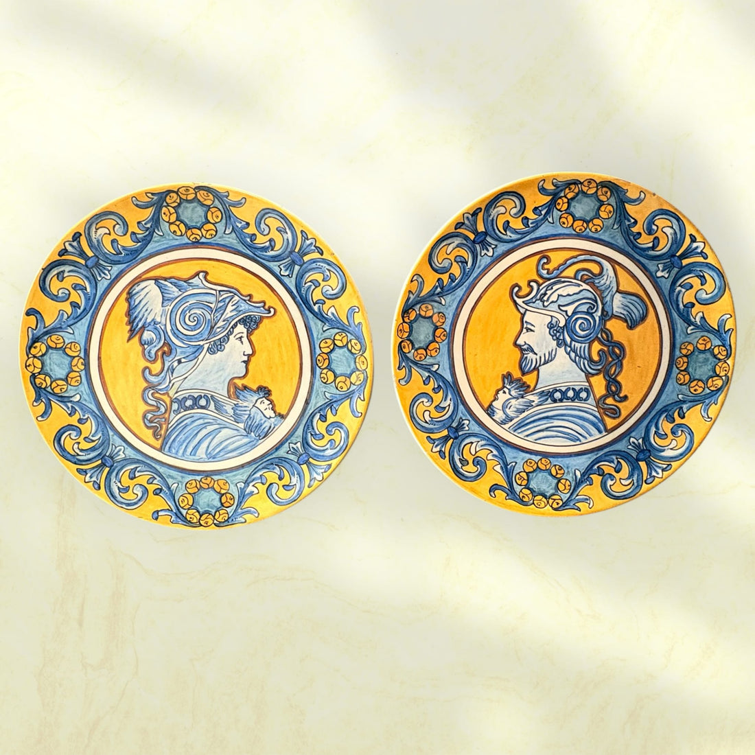 Platos renacentistas de cerámica pintados a mano con retratos de perfil y decoración ornamental