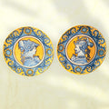 Platos renacentistas de cerámica pintados a mano con retratos de perfil y decoración ornamental