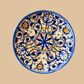  El perfil ligeramente curvado, la viveza del esmalte y la intensidad del azul recuerdan ese lenguaje ornamental tan propio de la cerámica siciliana decorativa. 
