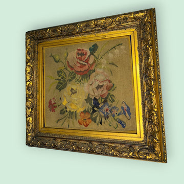 Se trata de una obra decorativa que, originalmente, tenía una función ornamental en interiores refinados, aportando color y vida a estancias principales. 