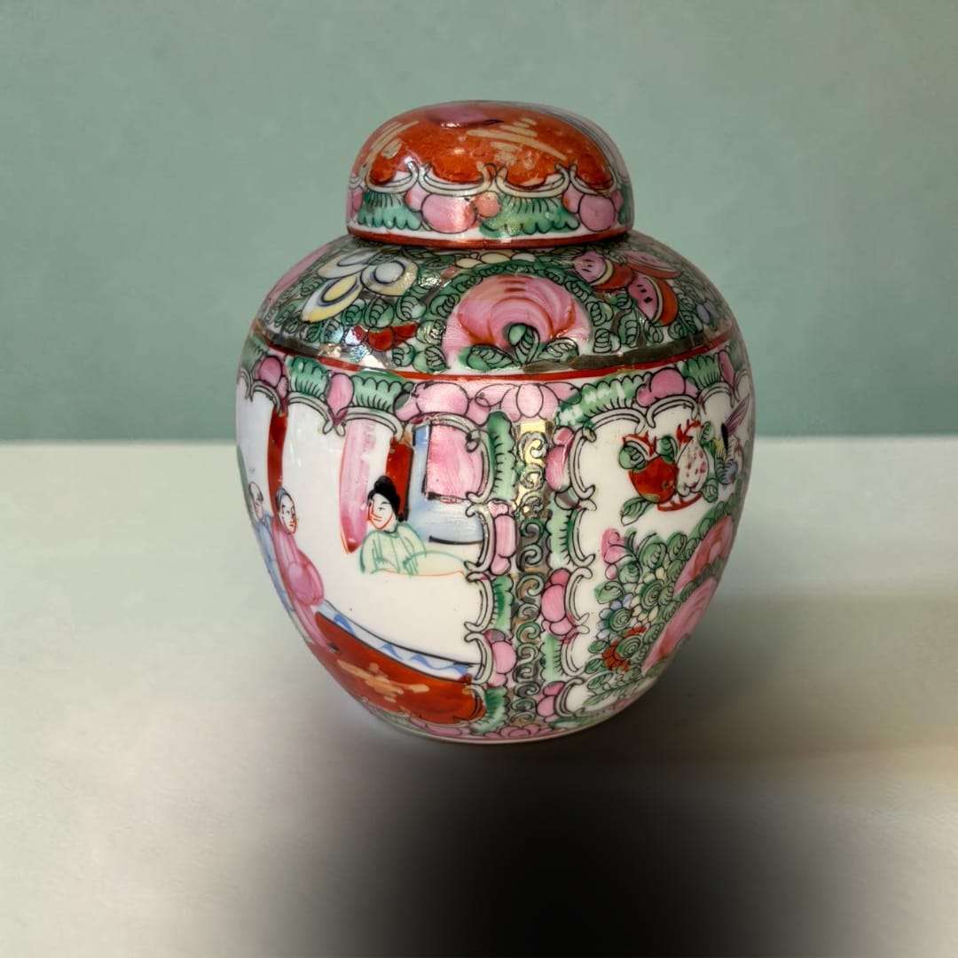En las fotos se aprecia una pieza de cuerpo redondeado, con tapa semiesférica, porcelana esmaltada y policromía muy viva en tonos rosas, verdes, rojos y blancos. 