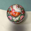 Además, en la base se observa el sello de Macao, detalle que añade interés visual y de catalogación. La porcelana exportada desde el ámbito de Macao y del sur de China forma parte de una larga tradición de cerám