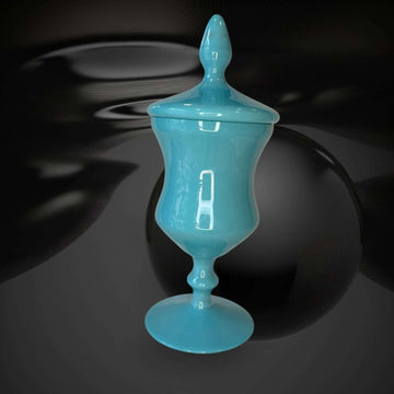 Esta Bombonera de opalina celeste es una pieza decorativa de gran elegancia visual, perfecta para quienes buscan un objeto con presencia delicada, color suave y una silueta distinguida. 