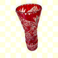 Este Florero está realizado en cristal rojo rubí con relieves tallados, combinando transparencia, color y un trabajo ornamental que enriquece toda la superficie. 