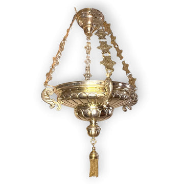 La Lampara votiva destaca por una combinación muy buscada en antigüedades decorativas: volumen, trabajo ornamental y capacidad de transformar un ambiente. 