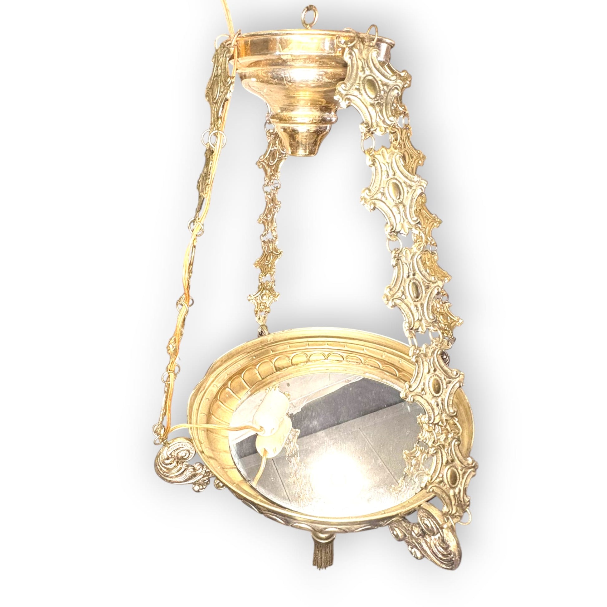 Su silueta suspendida, su riqueza ornamental y su aire antiguo la convierten en una adquisición memorable para quien busca decoración con carácter. Lampara votiva es esa pieza capaz de transformar un techo vacío en una escena llena de historia y belleza.