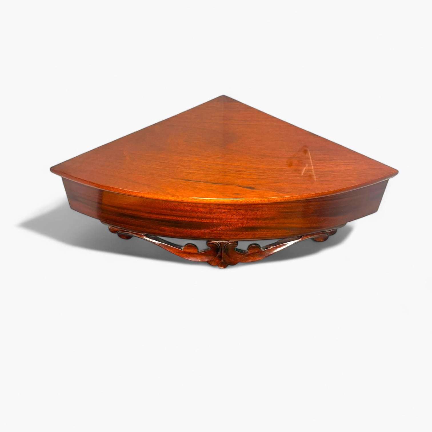 Originalmente utilizada como soporte auxiliar en paredes, hoy se convierte en un recurso ideal para colocar pequeñas esculturas, jarrones, imágenes o elementos decorativos que merecen protagonismo.