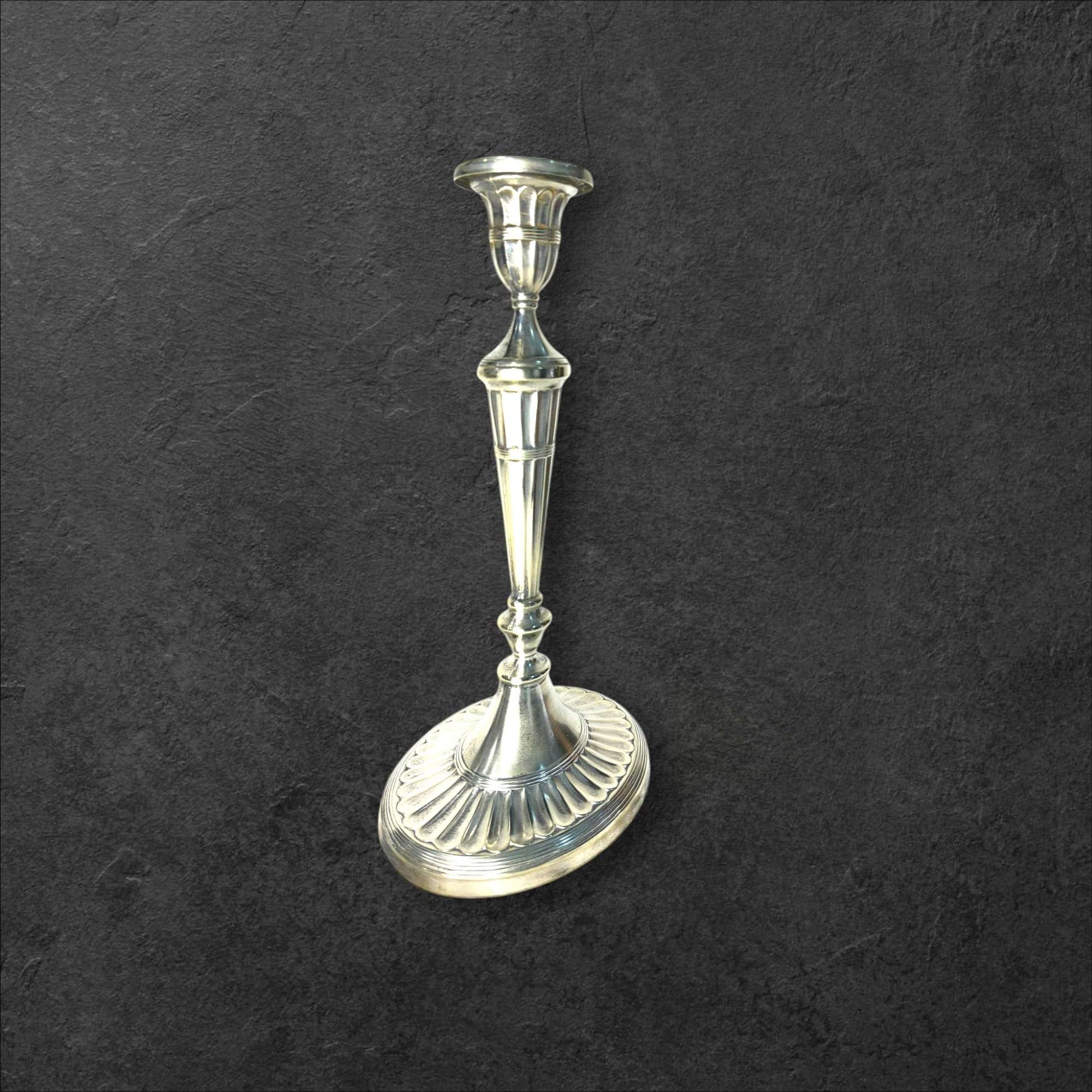 Su diseño estilizado y equilibrado aporta verticalidad y elegancia, convirtiéndolos en un elemento decorativo imprescindible tanto en interiores tradicionales como contemporáneos.

