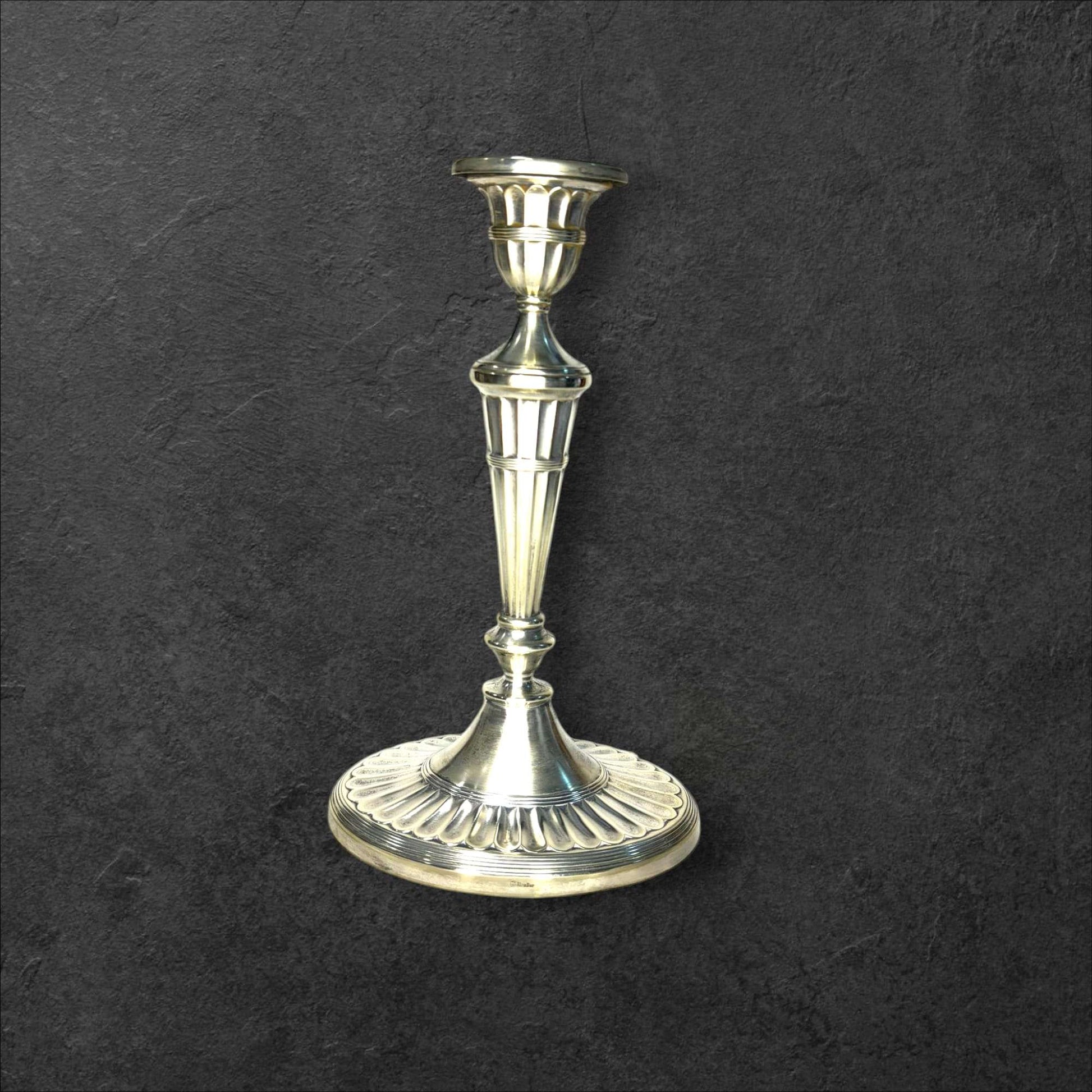Estos Candeleros de metal plateado destacan por su brillo refinado y su base ornamentada, creando una presencia visual única. 
