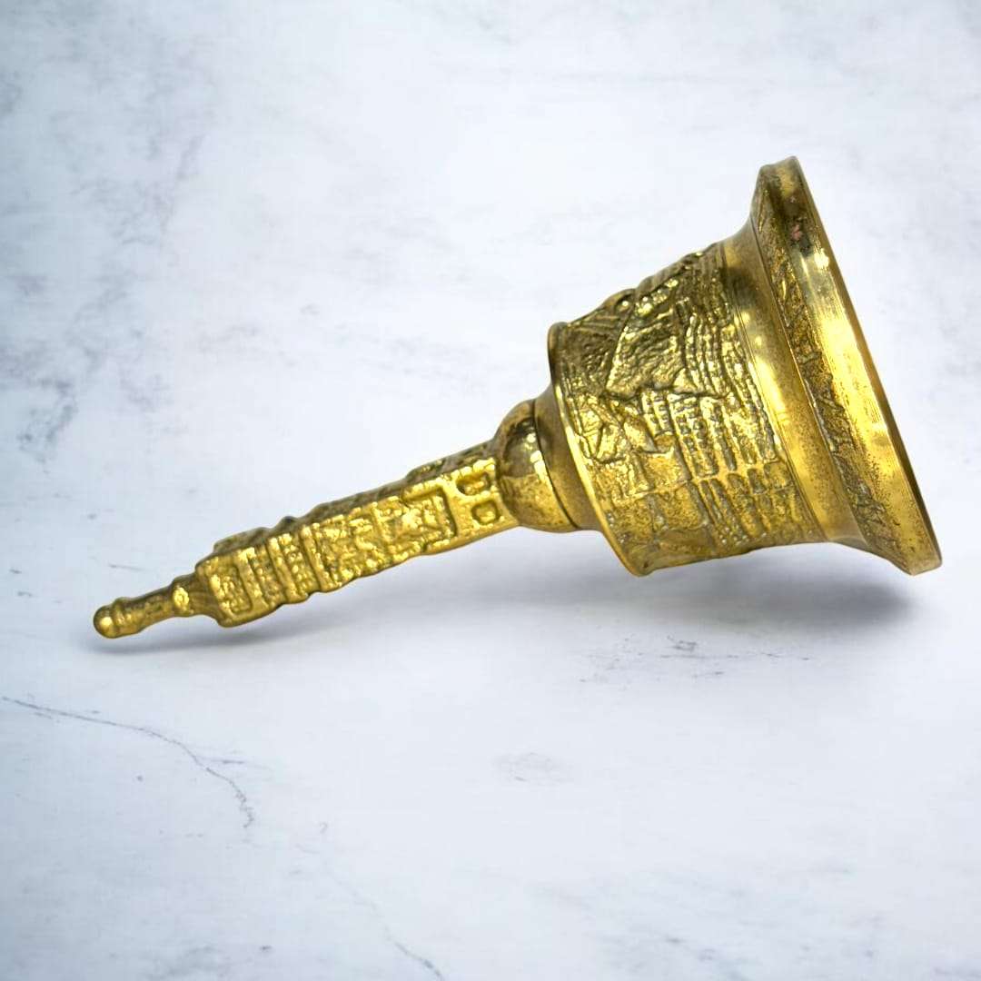 
Su función original era emitir sonido como aviso o señal, pero hoy en día esta Campana también se utiliza como elemento decorativo, aportando personalidad, cultura y un aire clásico a cualquier espacio. O seu som é harmonioso e a
