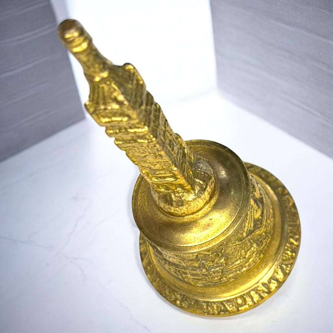  Decorada con relieves que representan las tres naves del descubrimiento de América de Cristóbal Colón, se convierte en un objeto cargado de historia y carácter.
