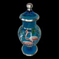 
El cuerpo del Tibor de cristal azul está decorado con escenas de flamencos, aportando un aire fresco, natural y distinguido que lo convierte en una pieza única dentro de cualquier colección. 