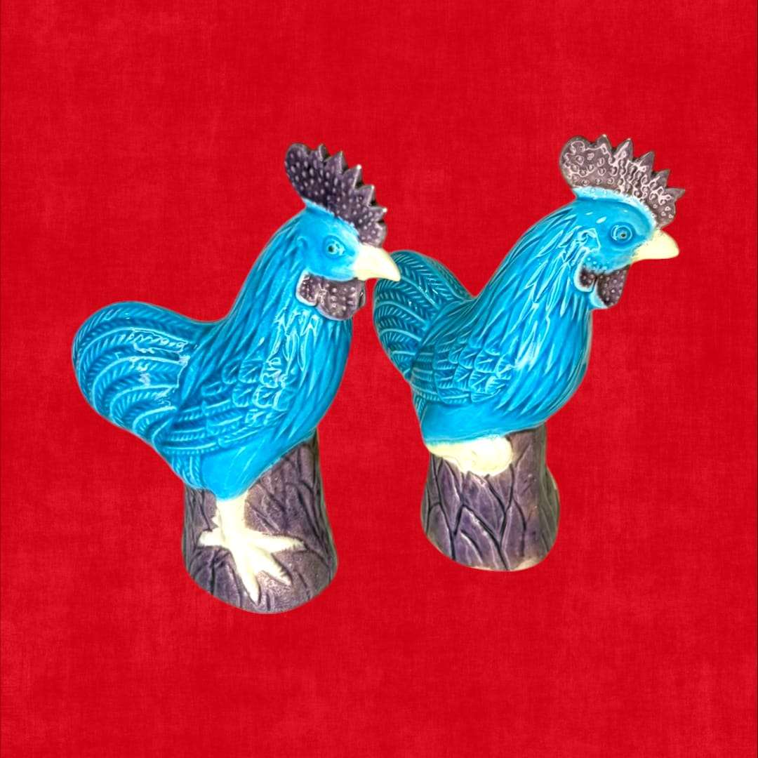 Esta Pareja de gallos antigua de porcelana china es una pieza decorativa llena de fuerza visual, color y personalidad.