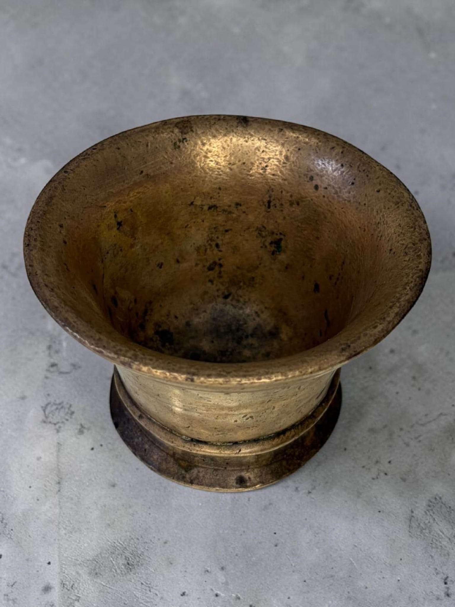 Hoy se aprecia también como objeto decorativo y de colección, perfecto para cocinas rústicas, vitrinas, aparadores o espacios con estilo antiguo.

