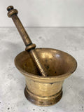Este Mortero antiguo de bronce es una pieza con fuerza visual, historia y gran valor decorativo. 