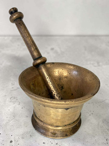 Este Mortero antiguo de bronce es una pieza con fuerza visual, historia y gran valor decorativo. 