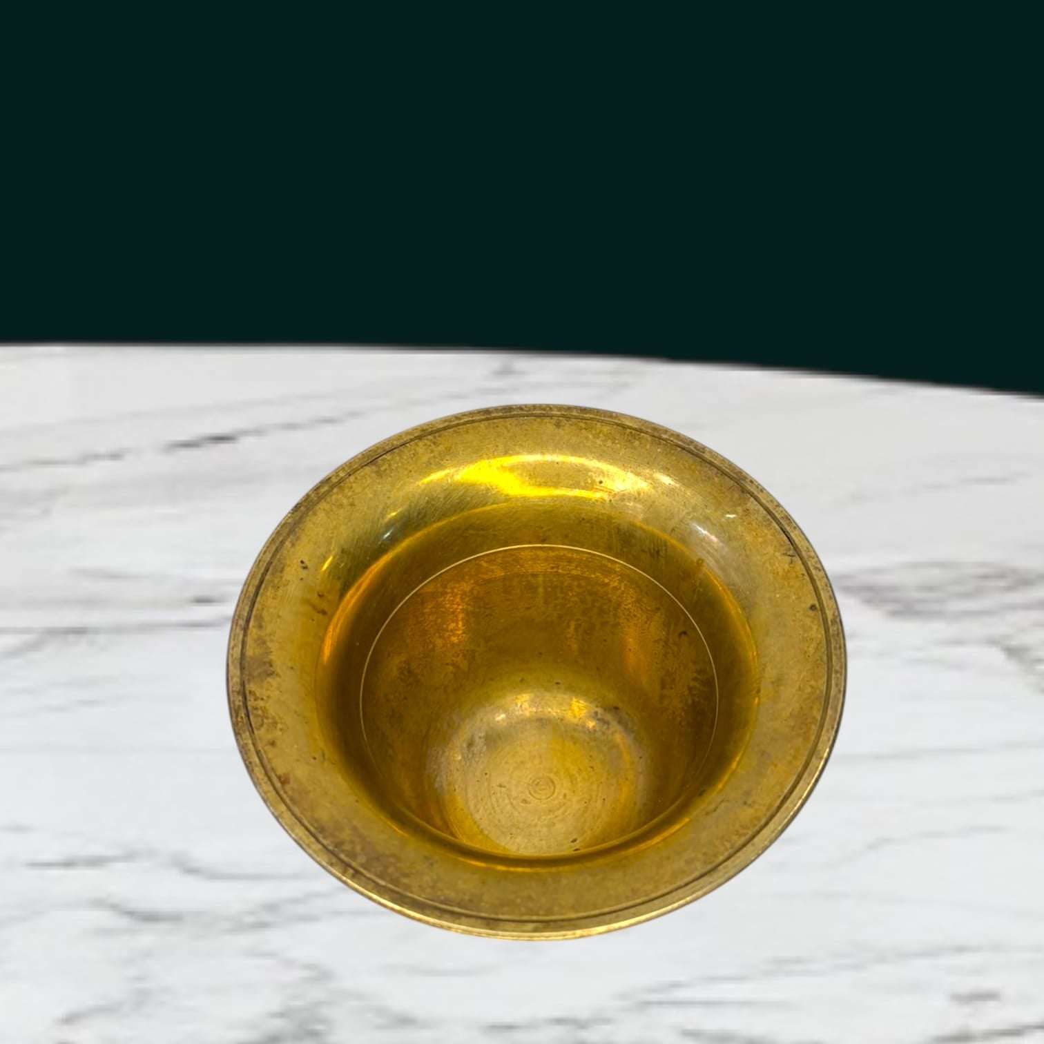 Hoy se convierte en un objeto decorativo y de colección, ideal para cocinas rústicas, vitrinas, aparadores o espacios con decoración clásica.
