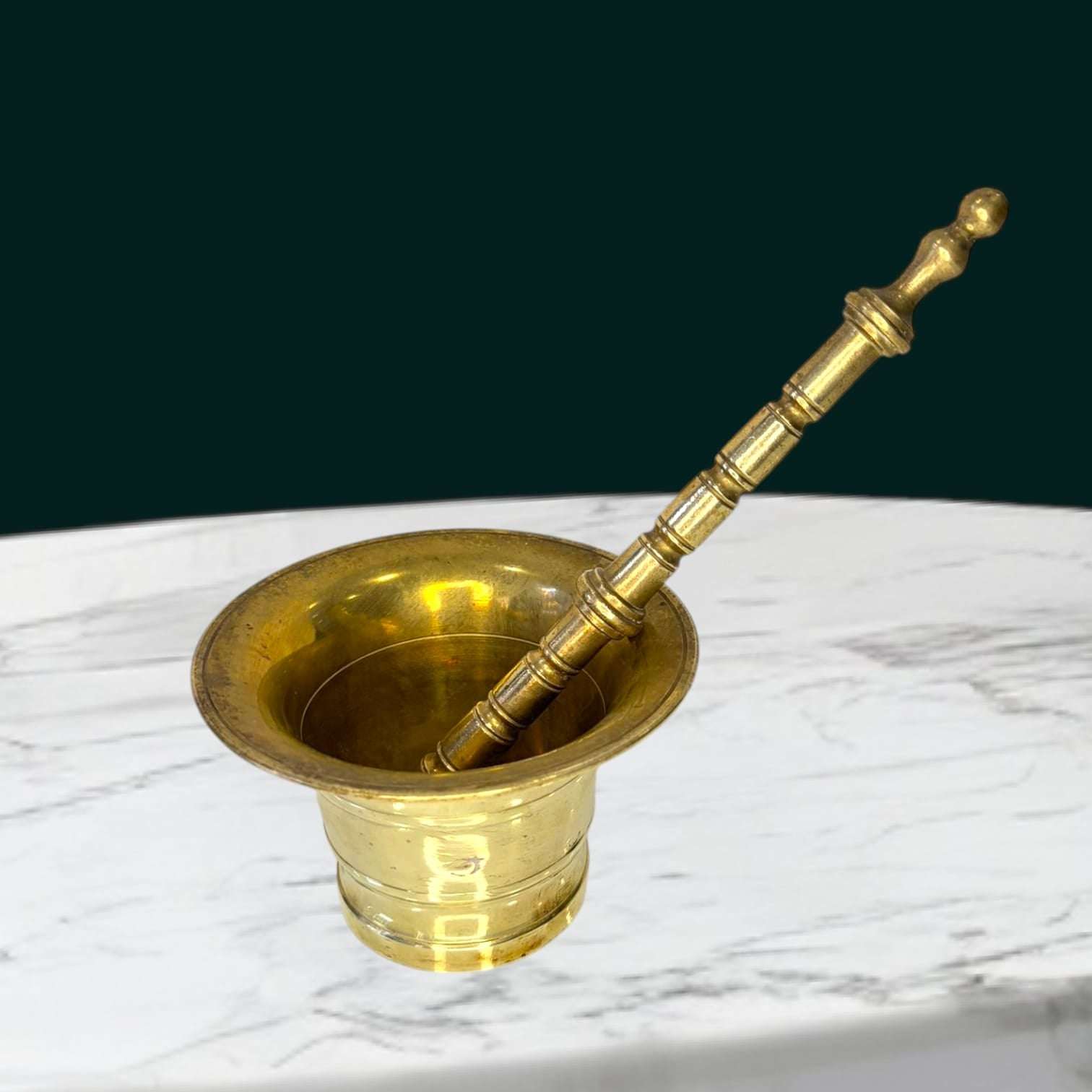 Este Mortero antiguo de bronce es una pieza auténtica, decorativa y con gran valor funcional. 