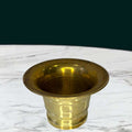 
Su tono dorado, su forma sobria y su maja torneada aportan presencia y carácter. Uma peça antiga com valor decorativo, perfecta para compradore