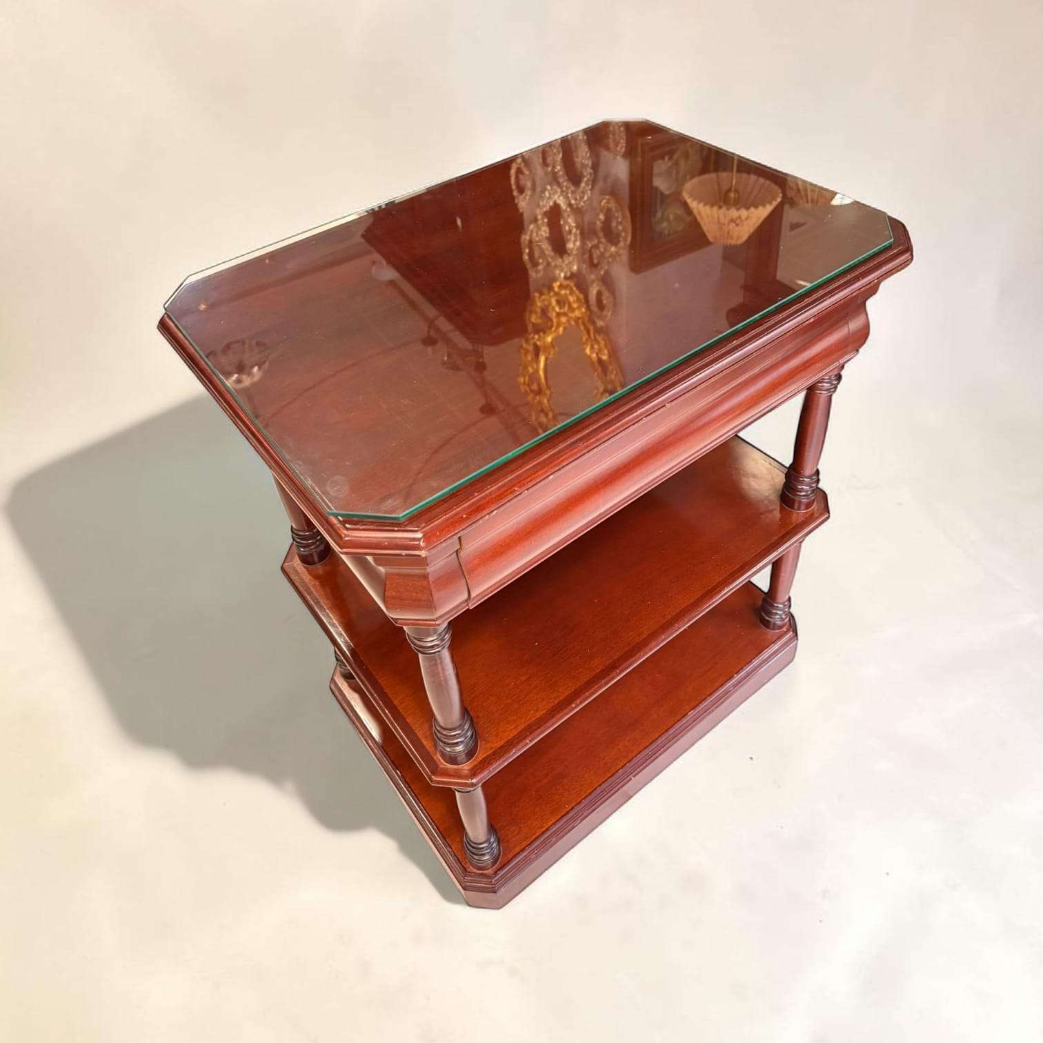 Tradicionalmente utilizada como mesa auxiliar o soporte para aparatos, hoy se adapta perfectamente como mueble para televisión o decoración, manteniendo su esencia clásica.
