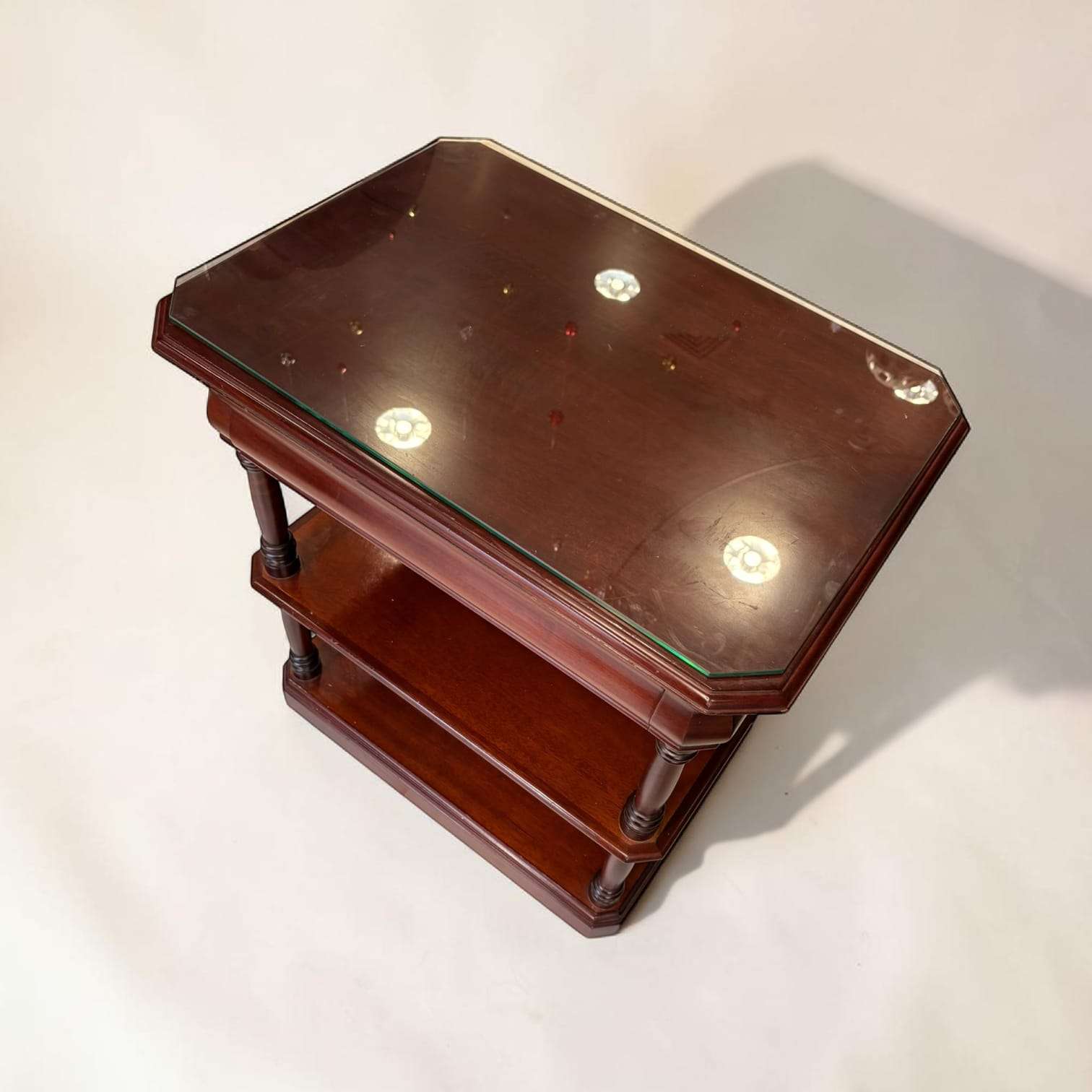Perfecta para quienes buscan algo más que un mueble convencional. Una Mesa TV que combina estética, practicidad y ese detalle secreto que marca la diferencia.