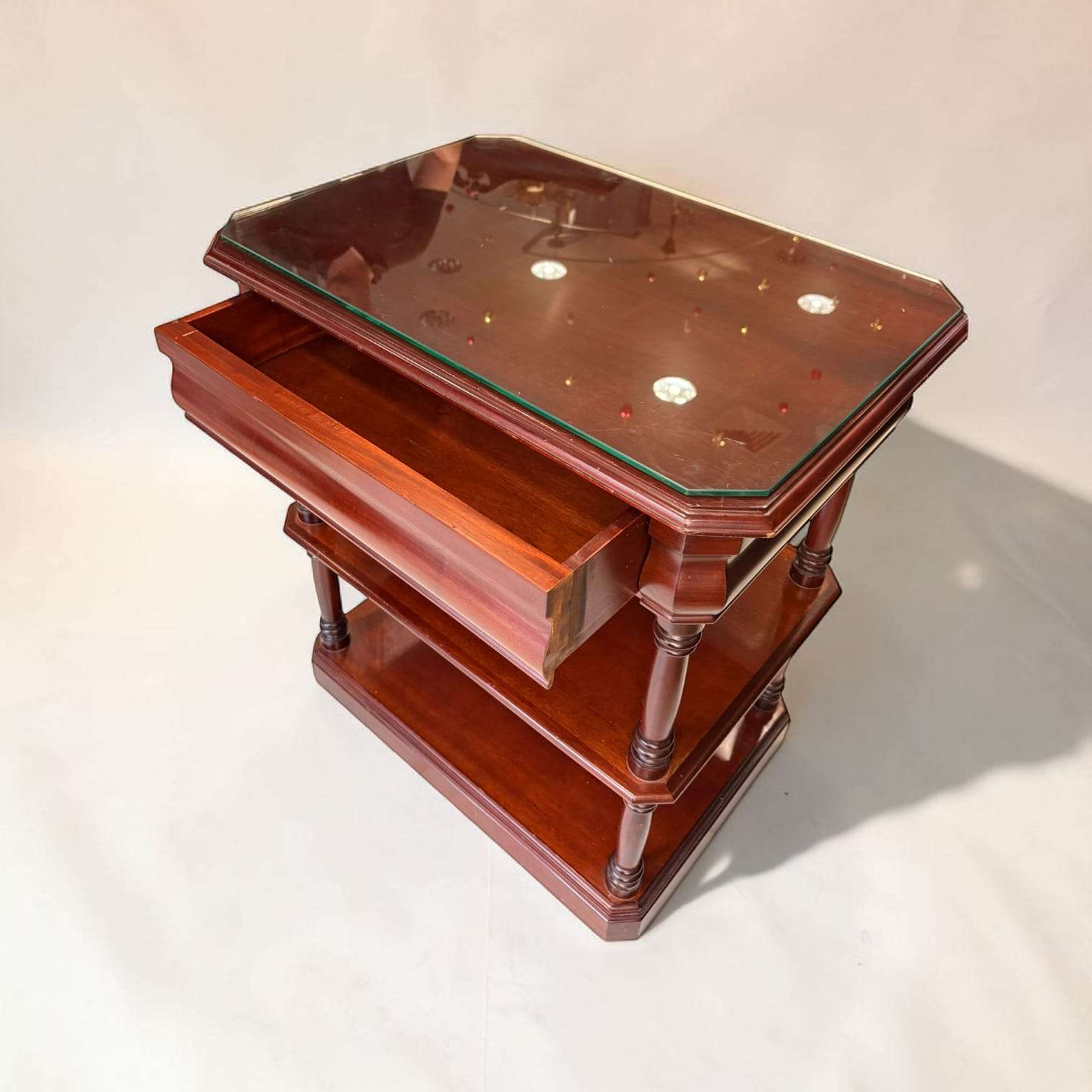 Esta Mesa TV no solo organiza tu espacio, lo enriquece. Su cajón oculto añade un componente exclusivo que no suele encontrarse en muebles actuales, convirtiéndola en una pieza especial tanto por su utilidad como por su historia.