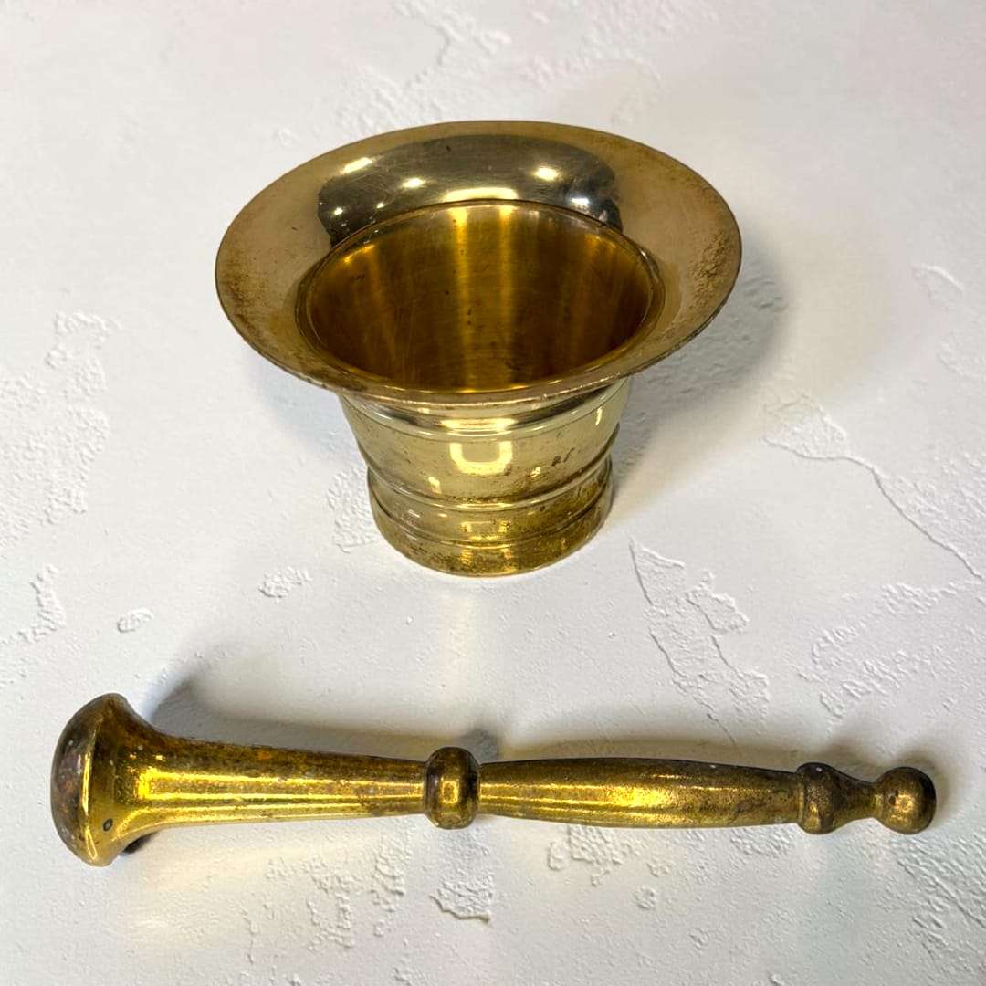 En las imágenes se aprecia un cuerpo robusto con boca ancha ligeramente abierta, interior suavemente pulido por el uso y una base firme que garantiza estabilidad.