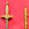 Su función original era exponer piezas militares antiguas de forma ordenada, protegida y decorativa. 