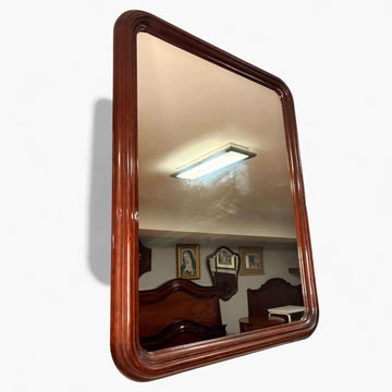 Este elegante Espejo de caoba rectangular destaca por su diseño limpio, equilibrado y atemporal. 