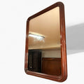 Su forma rectangular con esquinas suavemente redondeadas le da un carácter armonioso y fácil de integrar, convirtiendo este Espejo en una opción perfecta para salones, dormitorios, recibidores o incluso pasillos.