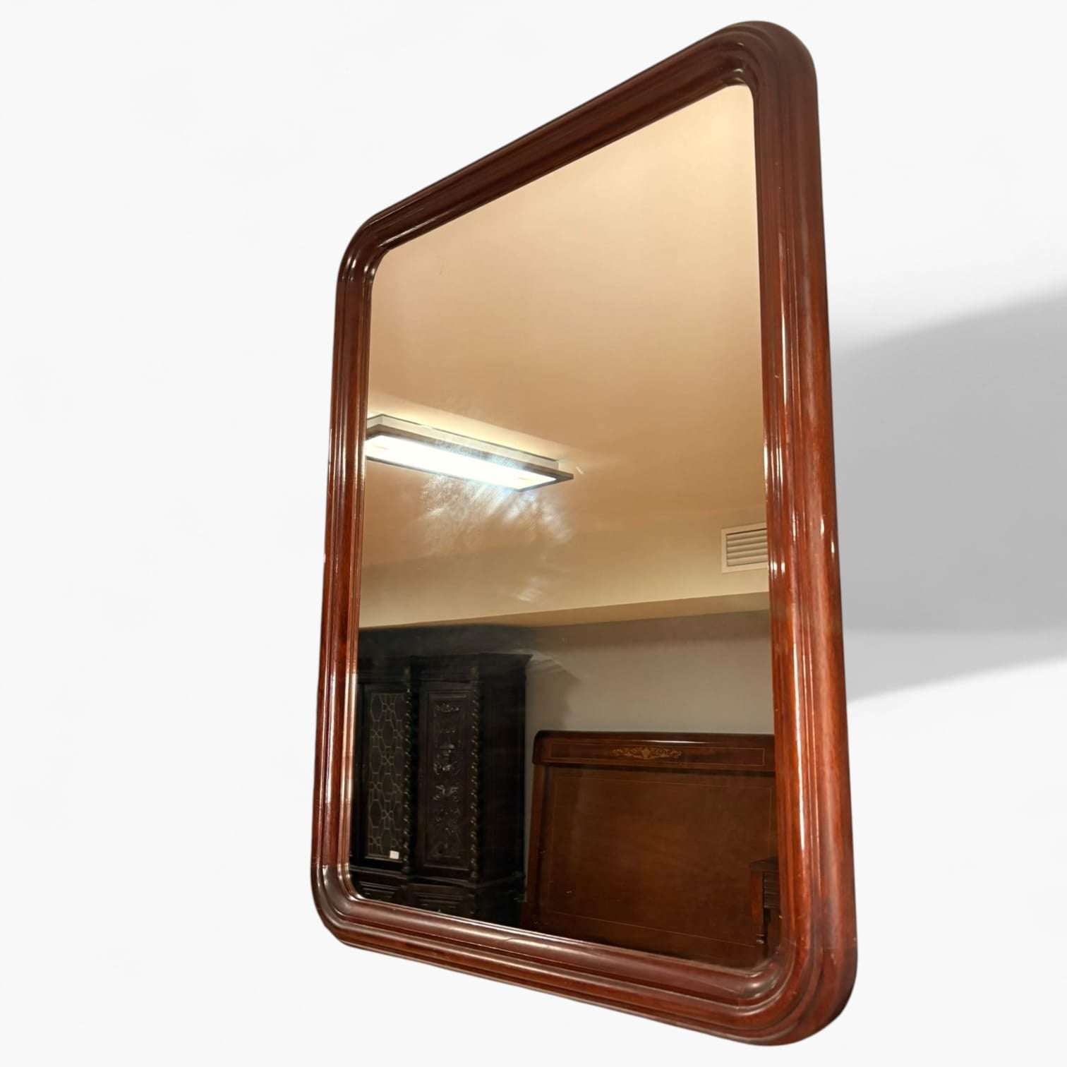 Su forma rectangular con esquinas suavemente redondeadas le da un carácter armonioso y fácil de integrar, convirtiendo este Espejo en una opción perfecta para salones, dormitorios, recibidores o incluso pasillos.