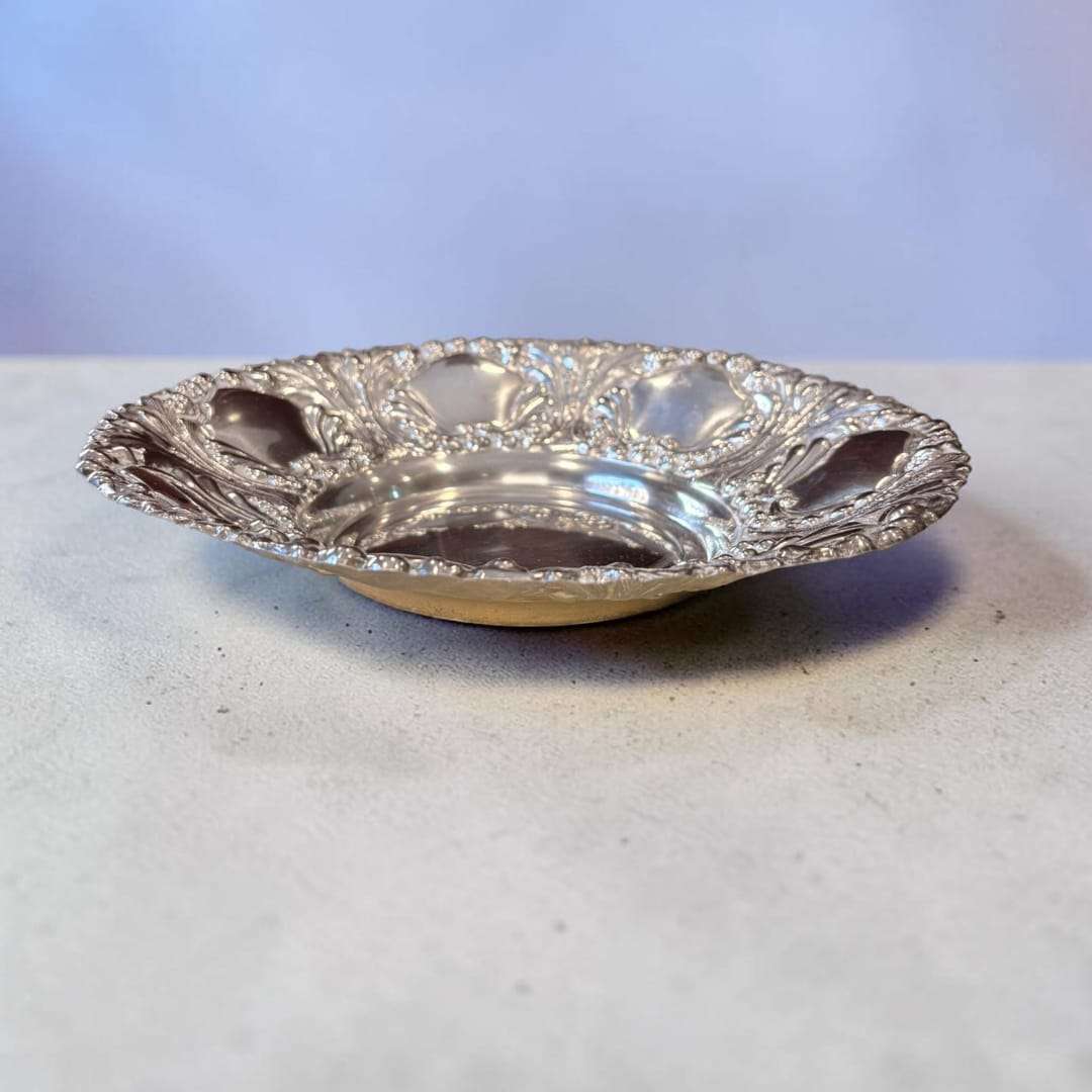 Panera antigua de metal plateado con relieves florales y borde decorado para decoración vintage en hogar y jardín