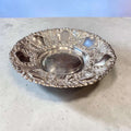 Esta Panera antigua de metal plateado es una pieza elegante, decorativa y funcional, creada originalmente para presentar pan, bollería, dulces o pequeños aperitivos en la mesa. 